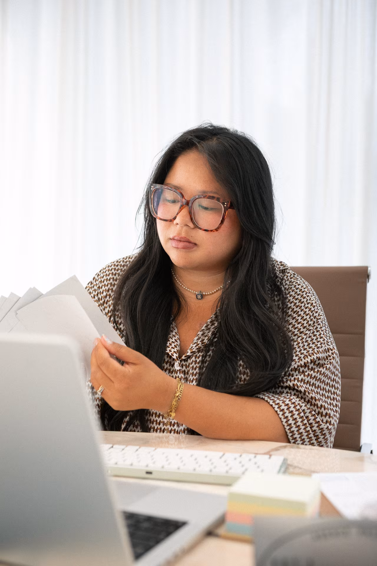 Julie Zinck, fondatrice de Prisméa, à son bureau