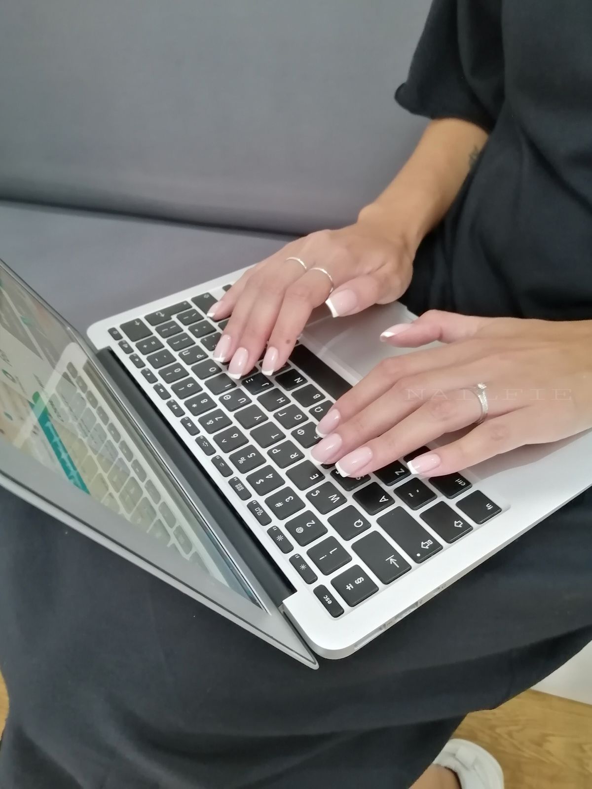 Praticien de santé rédigeant le contenu de son site internet