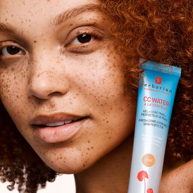 Modèle avec un tube de soin Yepoda, univers de la marque skincare coréenne, agence Prisméa